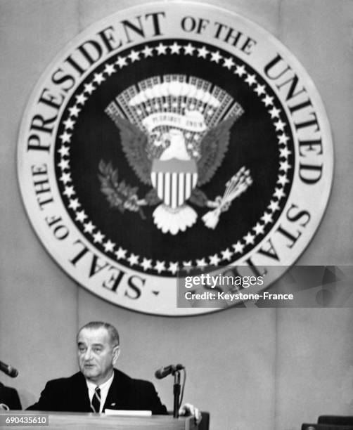 Conférence de presse télévisée du président américain Lyndon B Johnson sous le sceau présidentiel dans la salle de conférence internationale du...