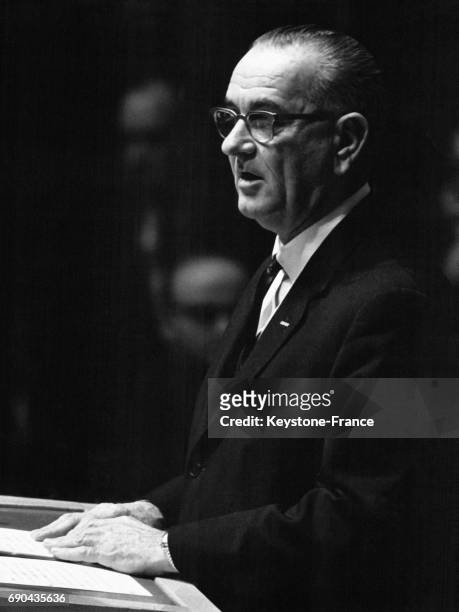 Le président américain Lyndon B Johnson à la 18ème session de l'assemblée générale des Nations Unies à New York, Etats-Unis, le 17 décembre 1963.