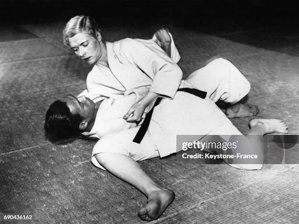 Sarah Meyer à l'entraînement à Kodokan, le centre d'entraînement de Ju-jitsu de Tokyo, Japon le 9 avril 1935.