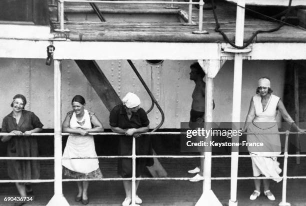 Des membres féminins de l'équipage d'un baleinier soviétique photographiées sur le pont pendant la traversée du Canal de Panama, le 17 octobre 1932.