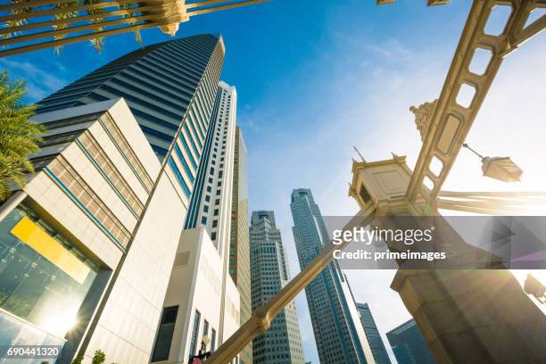 de stedelijke stadsgezicht panoramisch uitzicht in singapore - marina bay sands skypark stockfoto's en -beelden