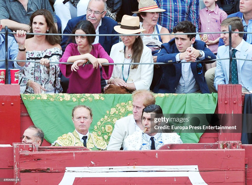 Spanish Royals Attends Bullfights In Aranjuez