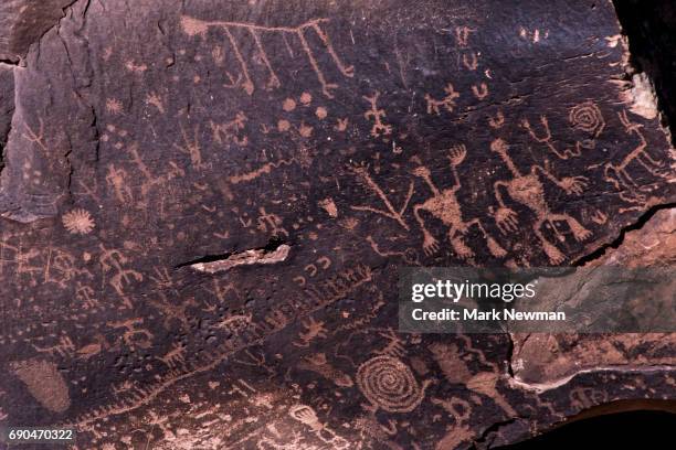 petroglyphs - paleo imagens e fotografias de stock