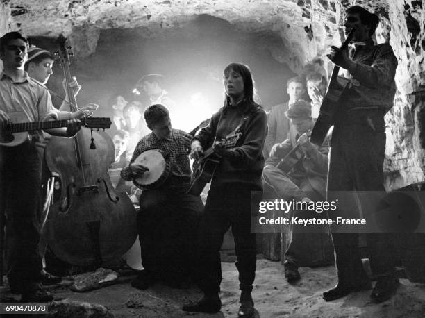 Les cavernes des carrières de craie se tranforment le samedi soir en boite de nuit et en salle de concert éclairés à la bougie, à Chislehurst,...