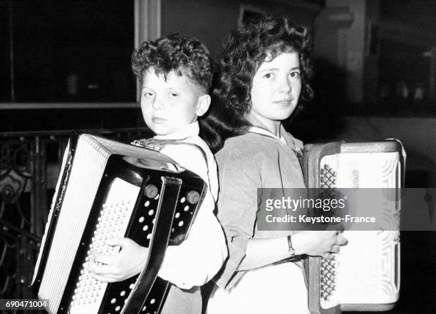 Le petit Alain Picard, 11 ans et la jeune Reine Pont, 17 ans, appelés les 'Petits Princes de l'Accordéon' photographiés lors de la Journée nationale...