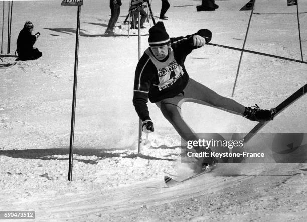 Photographie de la chute de Jean-Claude Killy, la fixation de son ski gauche a sauté, à Val d'Isère, France le 16 décembre 1967.
