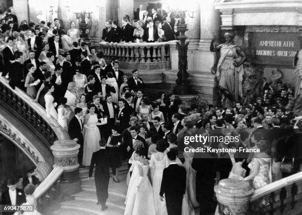 Débutantes ont rivalisé d'élégance pour leur bal des débutantes à l'Opéra de Paris en France.