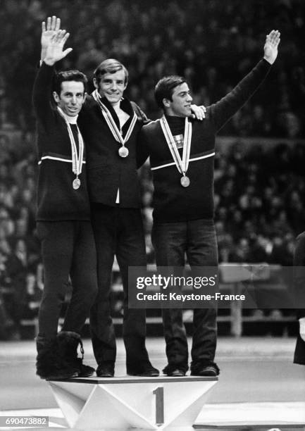 De gauche à droite, l'Autrichien Huber, médaillé d'argent, Jean-Claude Killy, médaillé d'or et l'Autrichien Matt médaillé de bronze, vainqueurs du...