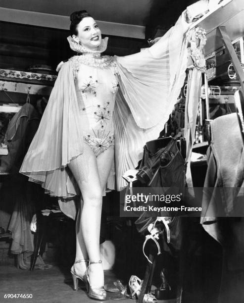 La danseuse de cabaret Joan Manners attend prête, vêtue de son costume de scène, avant de monter sur scène à New York City, NY.
