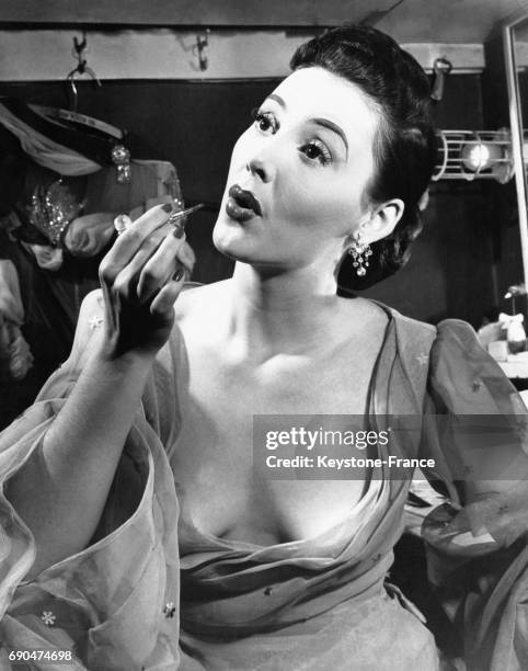 La danseuse de cabaret Joan Manners se met du rouge à lèvres dans sa loge à New York City, Etats-Unis.