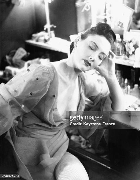 La danseuse de cabaret Joan Manners se repose dans sa loge à New York City, NY.