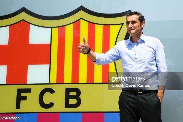 New FC Barcelona head coach Ernesto Valverde poses for the media outside the FC Barcelona headquarters at Camp Nou on May 31, 2017 in Barcelona,...