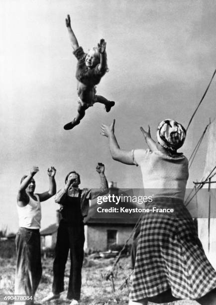 Helen Bridge, sept ans, est l'acrobate la plus jeune du Royaume-Uni et appartient à un cirque ambulant, où elle est jetée en l'air par des adultes au...