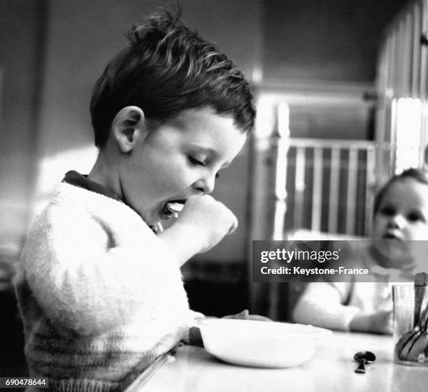 Philip Kerley, garçon âgé de 2 ans, prend son repas à l'hôpital après avoir ingurgité du ciment dans la cuisine parentale le 12 janvier 1968 à...