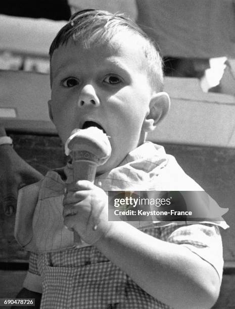 Un petit garçon déguste un cornet de glace durant une vague de chaleur à Milan, Italie.