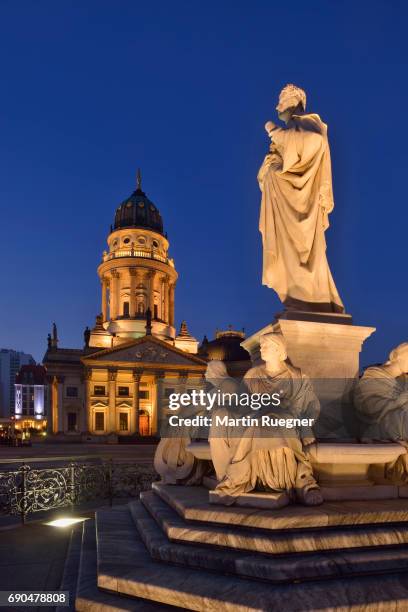 deutscher dom and statue of friedrich schiller at gendarmenmarkt (berlin) illuminated, twilight. - neue kirche - fotografias e filmes do acervo