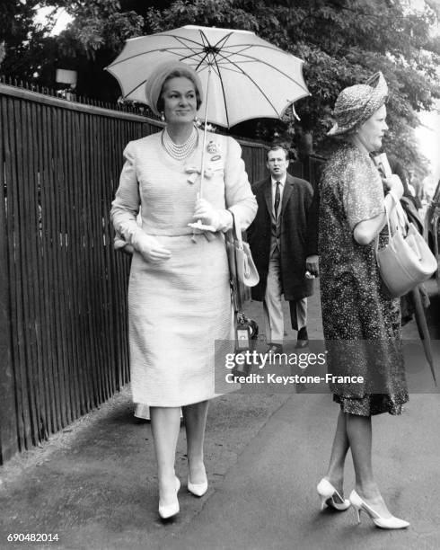 La bégum des Ismaéliens Aga Khan, veuve du prince Aga Khan III, portant un parapluie lors d'une course hippique au Royal Ascot le 19 juin 1962, à...