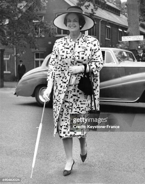 La bégum Aga Khan, veuve du prince Aga Khan III, portant une tenue noire et blanche au Royal Ascot le 19 juin 1962, à Ascot au Royaume-Uni.