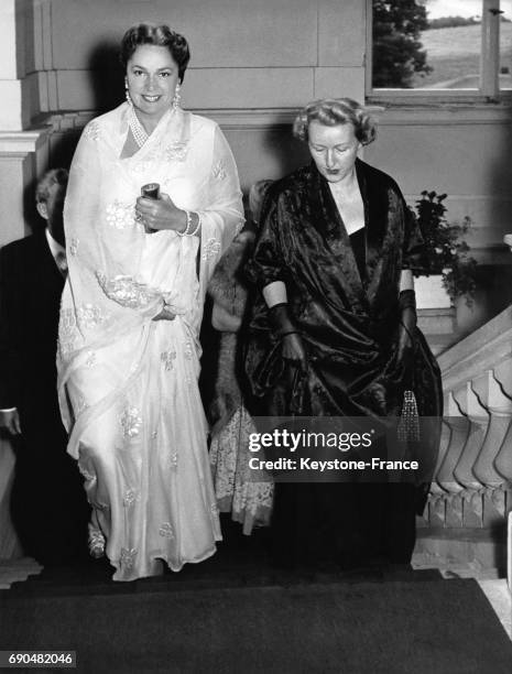 La bégum Om Habibeh Yvette Labrousse, veuve de l'Aga Khan III, et Friedeling Wagner, le 25 juillet 1956, à Bayreuth, Allemagne.