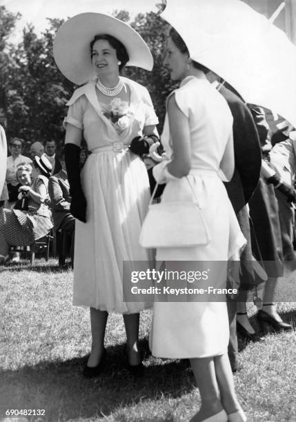 La bégum Yvette Labrousse, femme du prince Aga Khan, chef spirituel des Ismaéliens, s'entretenant avec madame Arpels, femme du bijoutier parisien...