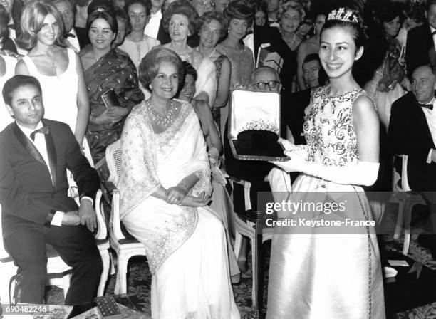 Marie-Claude Abalain recevant le diadème en perles à la 'Cendrillon' devant la bégum Om Habibeh Yvette Labrousse, veuve de l'Aga Khan III, au bal des...