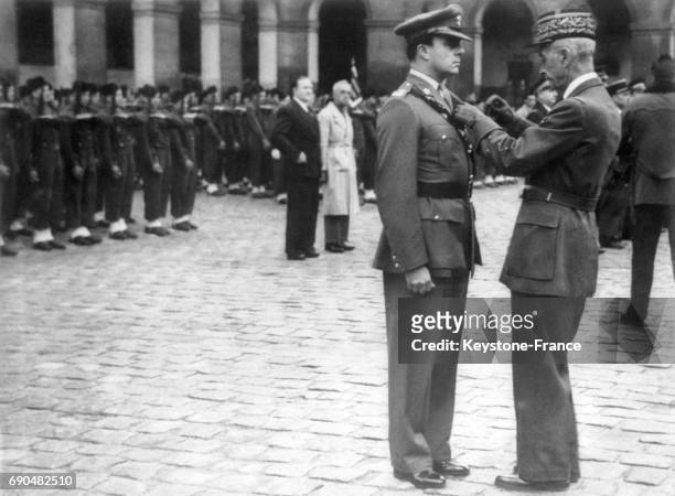 Le général Georges Catroux décorant le Prince Ali Khan, en 1945, à Paris, France.