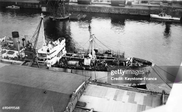 Vue aérienne du navire britannique l'Ocean Vigour dans le port de Hambourg, sur le pont les émigrants juifs clandestins se sont rassemblés, à...