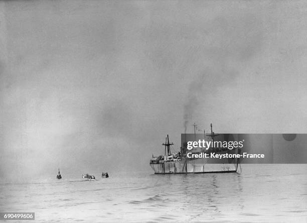 Vue de l'Ocean Vigour', l'un des Liberty ships chargé d'émigrants juifs refoulés par les Anglais en rade de Port-de-Bouc, France en 1947.