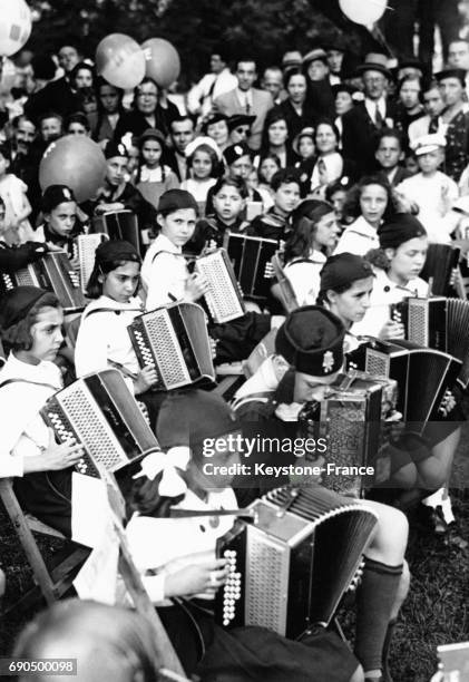 Vue générale du concert d'accordéon pendant les fêtes de fin d'année scolaire, à Milan, Italie.