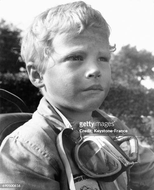 Portrait de Thomas Barnard, un très jeune pilote de voiture de course, au Royaume-Uni.