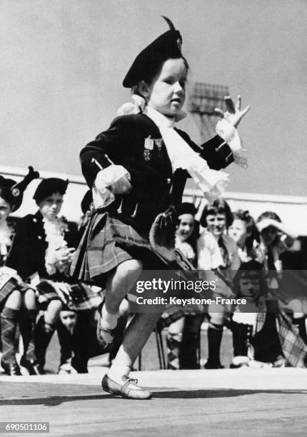 Petit Ecossais en kilt effectuant la danse traditionnelle, au Royaume-Uni.