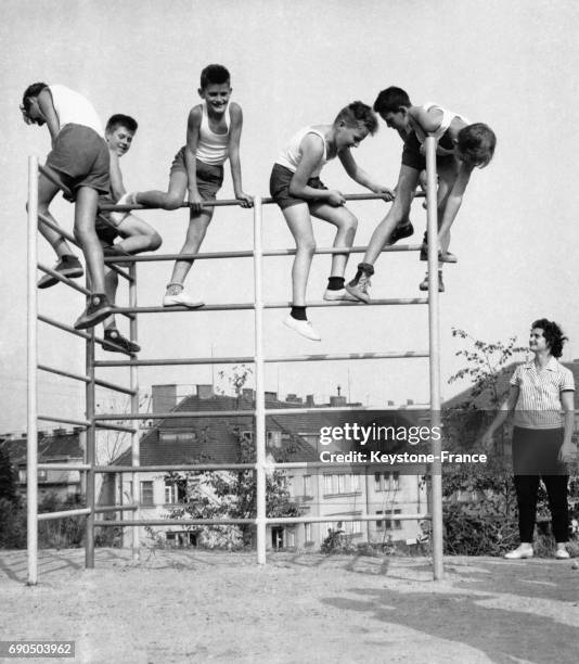 Garçons à l'entraînement sportif.