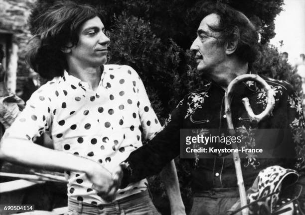 Le chanteur Antoine est accueilli par une franche poignée de main par Salvador Dali dans la maison de ce dernier le 29 juillet 1966 en Espagne.