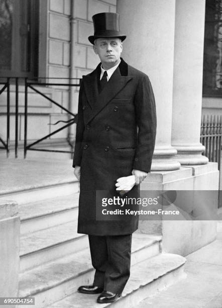 Joachim von Ribbentrop sur les marches de l'Ambassade d'Allemagne le jour de son entrée en fonction en tant qu'ambassadeur le 27 octobre 1936 à...
