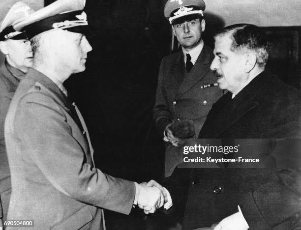 Joachim von Ribbentrop serre la main de Pierre Laval à bord du train spécial d'Hitler le 22 octobre 1940 en France.