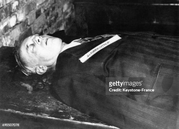 Le cadavre allongé de Joachim von Ribbentrop après sa pendaison avant sa mise en bière en octobre 1946 à Nuremberg en Allemagne.