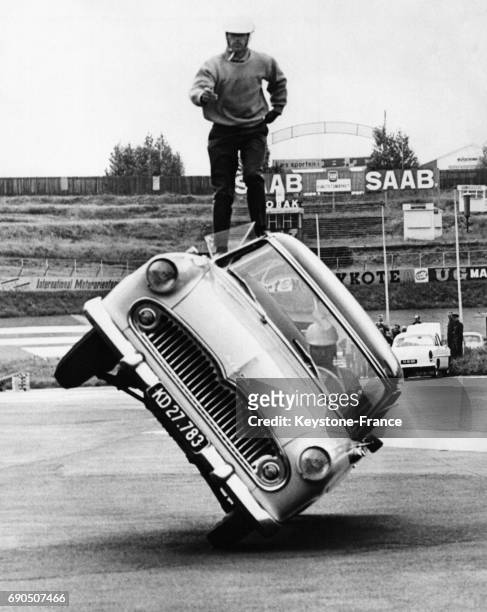 Sur la piste de course de Copenhague au Danemark, le 26 août 1961, Jean Sunny fait une acrobatie automobile sur une Simca Ariane pour un record de...
