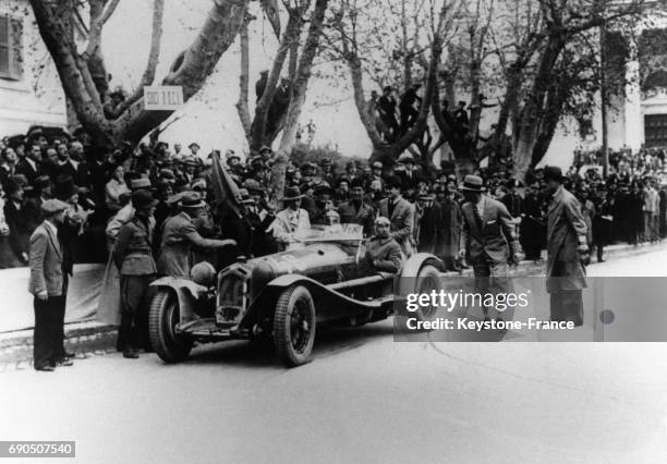 Les pilotes et copilotes automobiles Archimede Rosa et Louis Chiron dans leur Alfa Romeo 8C 2300 Monza Spider Brianza de l'écurie Ferrari durant un...