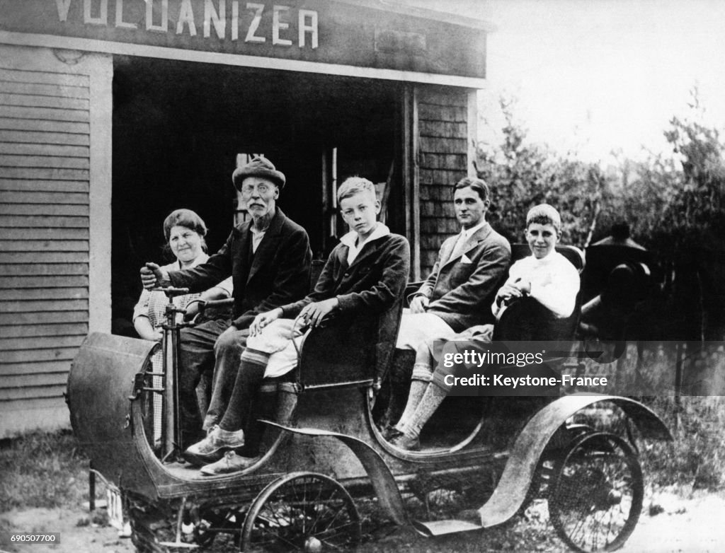 Une famille dans une automobile De Dion-Bouton de 1895