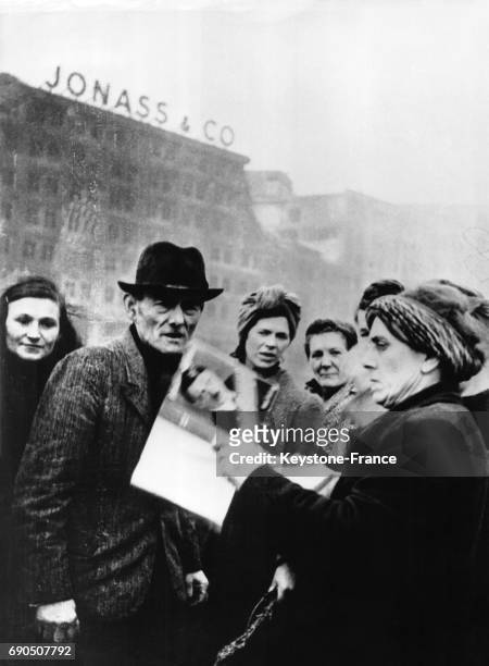 Les Berlinois sont indignés contre ceux qui les ont trompés et amenés au désastre, ici une femme détruit le livre d'Hitler 'Mein kampf' à Berlin,...
