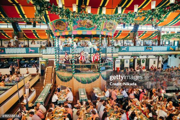 partij op het oktoberfest in münchen, duitsland - entertainment tent stockfoto's en -beelden