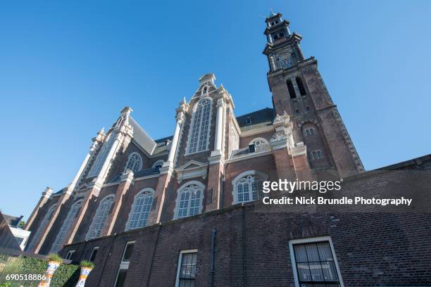 west church, westerchurch, on prinsen gracht canal, amsterdam, netherlands - amsterdam gracht stockfoto's en -beelden