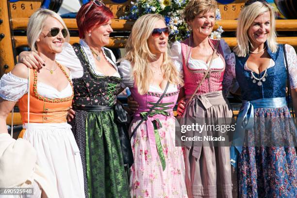 frauen im dirndl auf dem oktoberfest in münchen, deutschland - dirndl stock-fotos und bilder