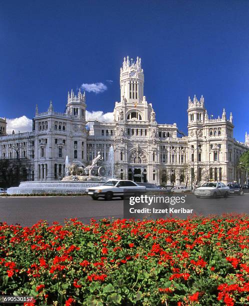 communications palace at plaza de cibeles madrid - plaza de cibeles fotografías e imágenes de stock