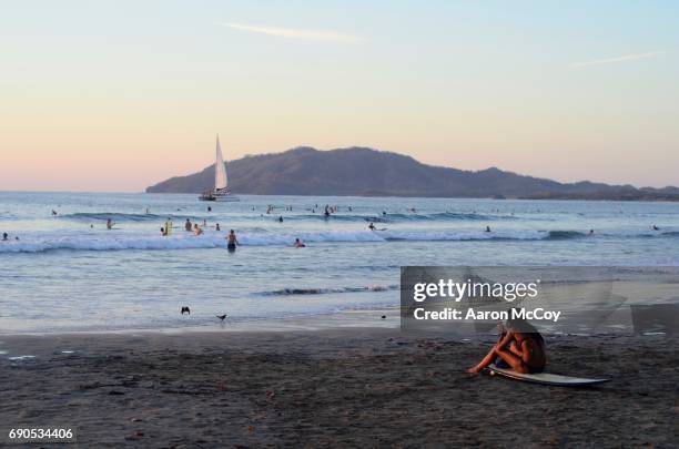 surf phone - playa tamarindo - fotografias e filmes do acervo