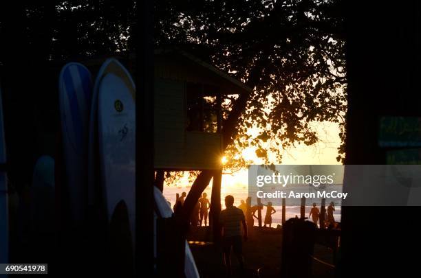 tamarindo at sunset - playa tamarindo - fotografias e filmes do acervo