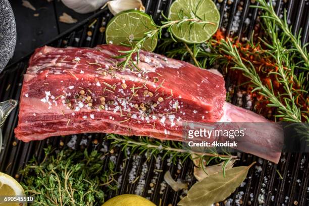 costolette grandi crude con sale e spezie vista dall'alto - beef ribs foto e immagini stock