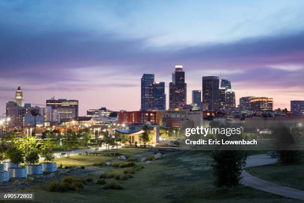 los angeles skyline from park - los angeles city hall 個照片及圖片檔