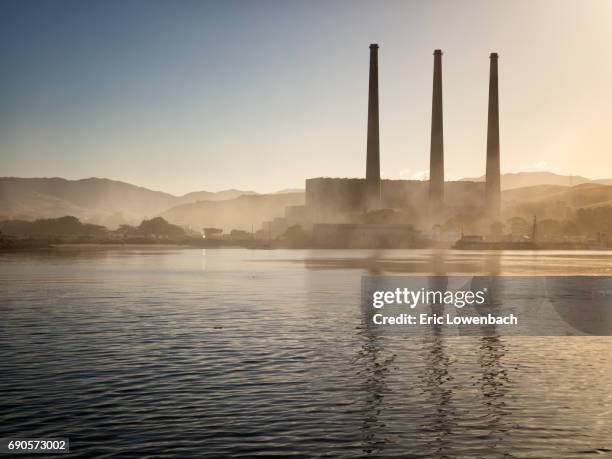 morro bay - central-eléctrica-a-gas fotografías e imágenes de stock