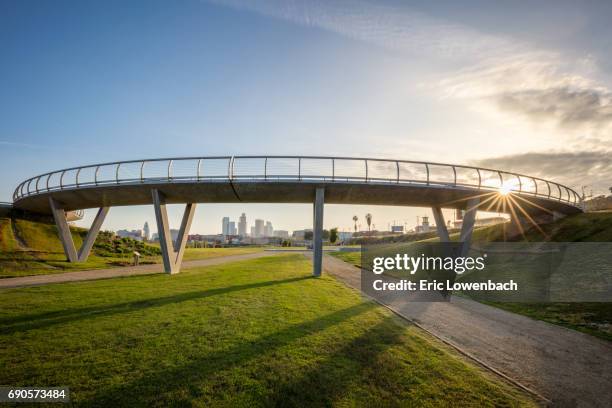 pedestrian bridge at los angeles state historic park - lowenbach - fotografias e filmes do acervo